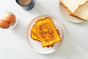 toast alla francese su piatto bianco foto