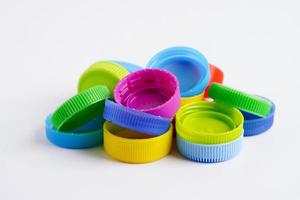 plastica bottiglia caps colorato per riciclare su bianca sfondo. foto