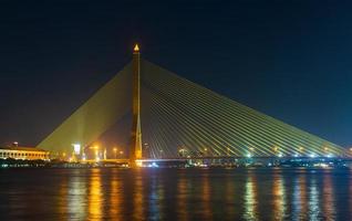 ponte rama 8 di notte foto