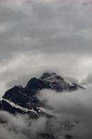 cima della montagna coperta di nebbia foto