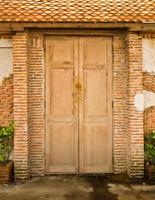 grunge porta e muro di mattoni foto