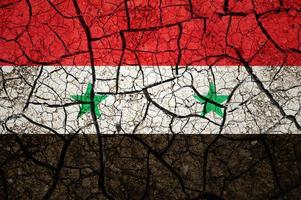 asciutto suolo modello su il bandiera di Siria. nazione con siccità concetto. acqua problema. asciutto Cracked terra nazione. foto