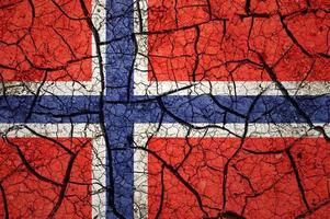 asciutto suolo modello su il bandiera di Norvegia. nazione con siccità concetto. acqua problema. asciutto Cracked terra nazione. foto