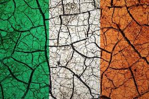 asciutto suolo modello su il bandiera di Irlanda. nazione con siccità concetto. acqua problema. asciutto Cracked terra nazione. foto
