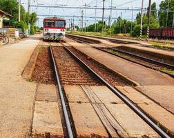 ferrovia Linee nel campagna su soleggiato giorno. treno viaggio foto