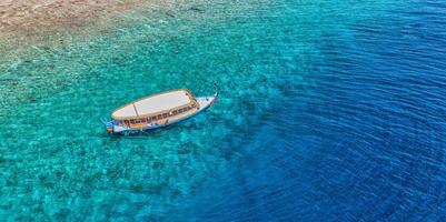 Maldive esotico immersione barca nel sorprendente oceano laguna al di sopra di corallo rif. boccaglio e all'aperto avventura, attività viaggio paesaggio concetto. aereo mare Visualizza, tranquillo natura, lusso viaggio vacanza panoramico foto