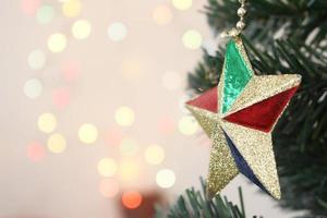 Natale albero con decorazioni oro stella con leggero bokeh sfondo foto