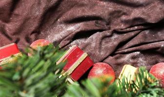 Natale albero sfondo con decorazioni su sfondo foto