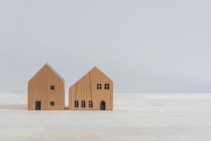 di legno Casa modello su di legno pavimento, alloggiamento concetto foto