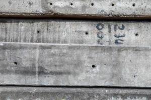 mucchio di elettrico poli su il terra. nuovo calcestruzzo poli sovrapposto su il lato di il autostrada nel lato Visualizza per scambio con vecchio e degradato poli foto