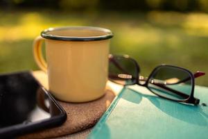 caffè tazze nel il Giardino dietro la casa e mattina luce del sole. foto