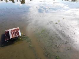 abitanti del villaggio case nel rurale Tailandia erano allagato. foto