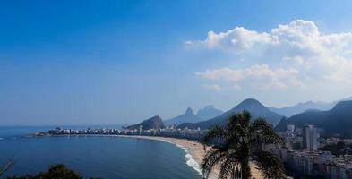rio de janeiro, rj, brasile, 2022 - copacabana spiaggia, Visualizza a partire dal duca de caxias forte, leme foto
