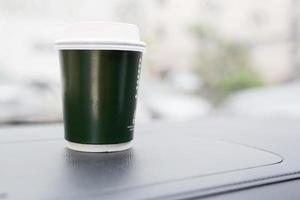 mangiare un' tazza di caffè nel il auto durante il tuo commutare per opera. foto