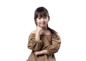 ritratto di sorridente giovane contento asiatico ragazza, isolato su bianca sfondo con ritaglio sentiero. foto