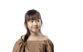 ritratto di sorridente giovane contento asiatico ragazza, guardare su pensiero guardare per indizi o idea isolato su bianca sfondo con ritaglio sentiero.
