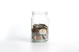 moneta in un' bicchiere vaso isolato su bianca sfondo. i soldi Salvataggio concetto, finanziario attività commerciale investimento, moneta nel bicchiere bottiglia foto