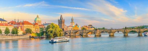 charles bridge e praga skyline della città foto