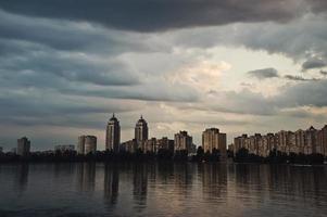 riflessione dell'acqua di paesaggio urbano foto