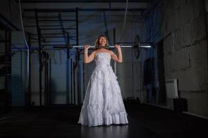 il sposa nel il palestra. attraversare in forma, salutare stile di vita foto