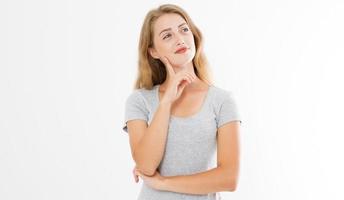 pensiero giovane bionda donna nel vuoto modello t camicia isolato su bianca sfondo. pelle e capelli cura. copia spazio e finto su foto