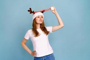 ritratto di un eccitato sorridente caucasico ragazza vestito come Natale cervo foto