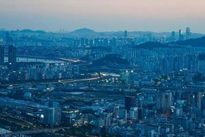 la vista notturna della città foto