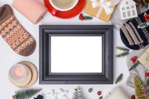 superiore Visualizza Natale piatto posare decorazioni su bianca sfondo foto