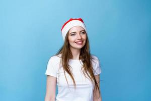 bella giovane donna nel Santa cappello e bianca maglietta avendo divertimento foto