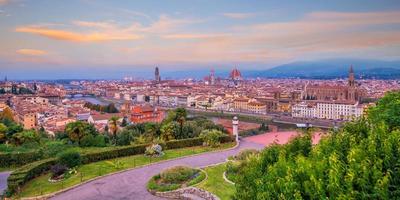 vista sullo skyline di firenze dalla vista dall'alto al tramonto foto