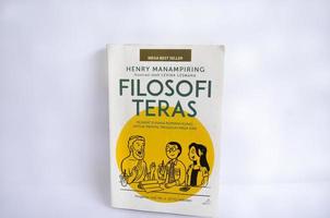 blitar, Indonesia - ottobre 9, 2022 un' libro intitolato filosofi tera di levina lesmana quale contiene il filosofia di vita. libro con bianca copertina e elegante animazione isolato su bianca sfondo foto