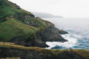 una strada e colline sull'oceano foto