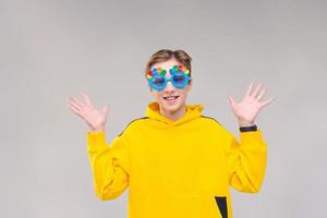 foto allegro eccitato giovane tipo vestito nel giallo felpa e blu bicchieri