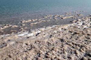 natura e paesaggi di il mortalmente salato mare. foto