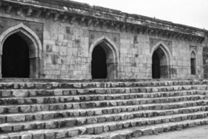 architettura mughal all'interno dei giardini di lodhi, delhi, india, si dice che la moschea del venerdì per la preghiera del venerdì, la moschea a tre cupole nel giardino di lodhi, sia la moschea del venerdì per la preghiera del venerdì, tomba del giardino di lodhi foto