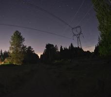 linee elettriche di notte foto