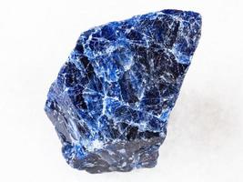 ruvido sodalite pietra preziosa su bianca foto