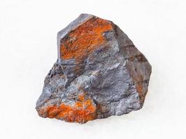 ruvido ematite minerale su bianca foto