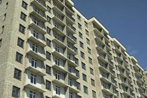 edificio nel città. architettura particolari. molte di finestre nel Casa. foto