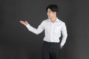 attività commerciale uomo indossare bianca camicia fabbricazione gesti. foto
