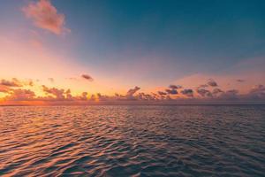 calma mare con tramonto cielo e sole attraverso il nuvole al di sopra di meditazione oceano e cielo sfondo. tranquillo paesaggio marino. orizzonte al di sopra di il acqua, tranquillo, calmo rilassamento natura. oceano laguna, orizzonte mare foto