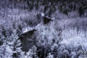 vista dall'alto di un paesaggio innevato foto