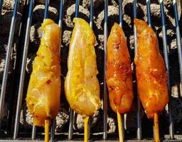 grigliato carne a partire dal il carbone griglia foto