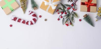 superiore Visualizza Natale piatto posare decorazioni su bianca sfondo foto