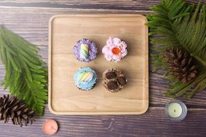 colorato cupcakes su di legno tavolo . foto