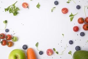 salutare freschezza verdure e frutta su bianca sfondo , salutare mangiare concetto foto