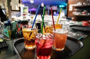 composizione di bicchieri con colorato liquori foto
