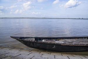 bella vista panoramica di barche da pesca in legno sulla riva del fiume padma in bangladesh foto