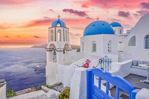 tramonto notte Visualizza di tradizionale greco villaggio Oia su santorini isola nel Grecia. santorini è iconico viaggio destinazione nel Grecia, famoso tramonto punto paesaggio e tradizionale bianca architettura foto