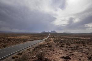 sorprendente lasso di tempo Visualizza di il infinito strada vicino monumento valle, Arizona, Stati Uniti d'America. panoramico visualizzazioni di monumento valle. foto